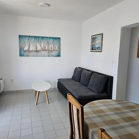Lucin Apartment *